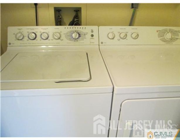 1406 Woodbridge Commons Way, Iselin, NJ 08830