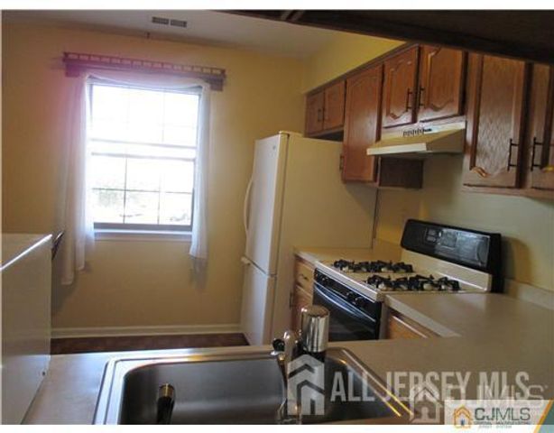 1406 Woodbridge Commons Way, Iselin, NJ 08830