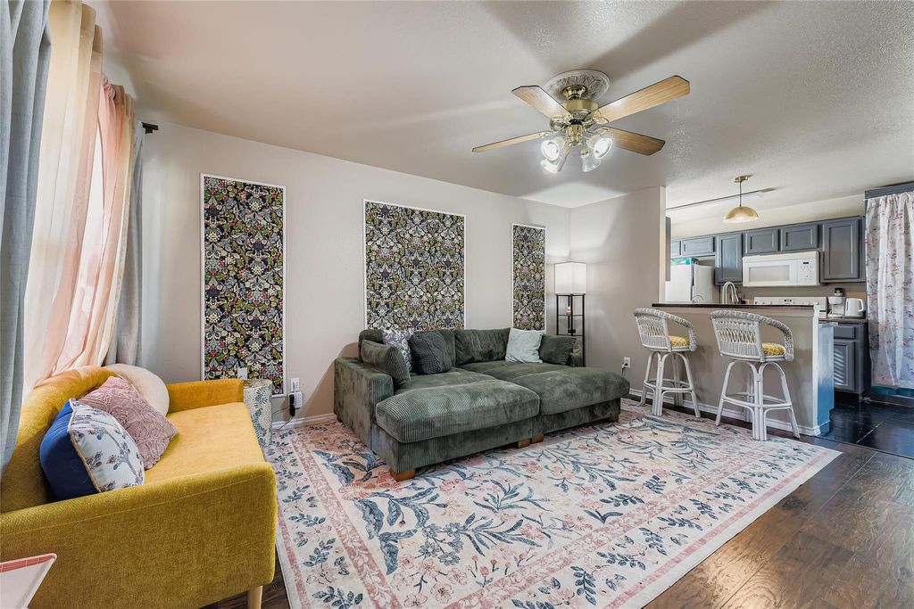 930 Panorama DR, Dripping Springs, TX 78620