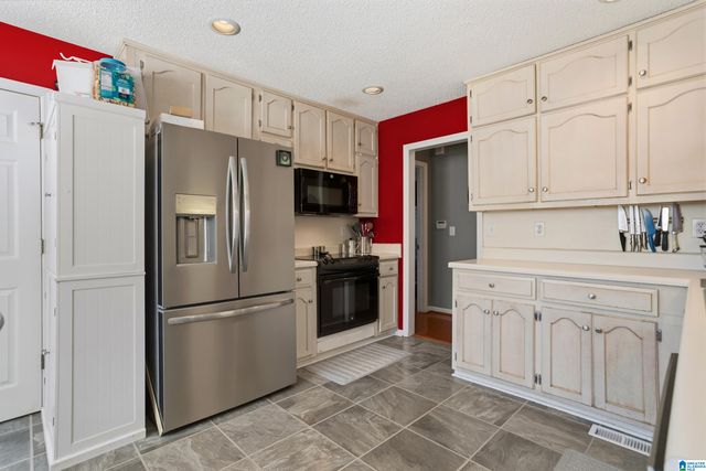 201 CLOVERLEAF CIRCLE, Helena, AL 35080