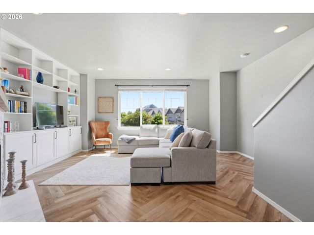 9097 Sw SWEEK Dr, Tualatin, OR 97062