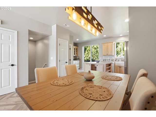 9097 Sw SWEEK Dr, Tualatin, OR 97062