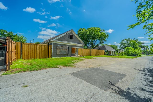122 W Grand Prairie Road, Grand Prairie, TX 75051