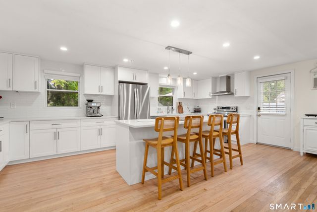 22 Brookdale Avenue, Bloomfield, CT 06002
