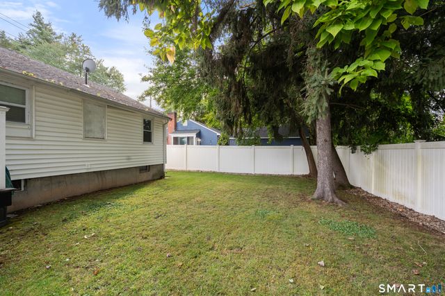 22 Brookdale Avenue, Bloomfield, CT 06002