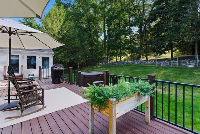 18 Collins Dr, Hudson, MA 01749