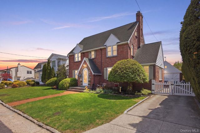 110 Bedford Avenue, Garden City Park, NY 11040