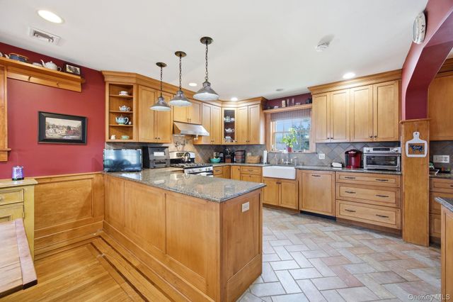 110 Bedford Avenue, Garden City Park, NY 11040