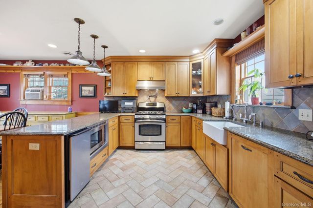 110 Bedford Avenue, Garden City Park, NY 11040