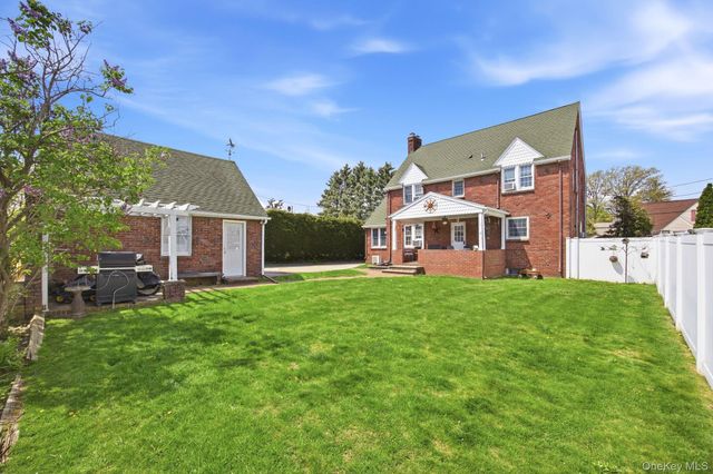 110 Bedford Avenue, Garden City Park, NY 11040