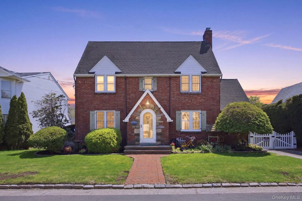 110 Bedford Avenue, Garden City Park, NY 11040