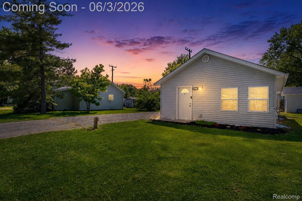 4333 Avenue E, Frenchtown Township, MI 48166