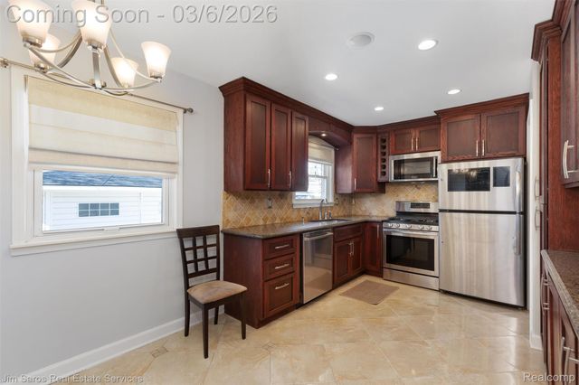 25083 Arlington Street, Roseville, MI 48066