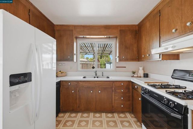 17930 Via Toledo, San Lorenzo, CA 94580