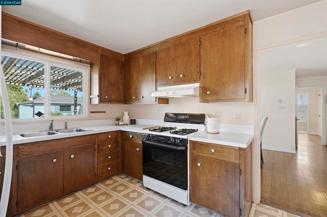 17930 Via Toledo, San Lorenzo, CA 94580