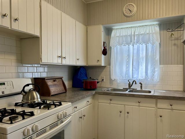 516 Clinton, Howell, MI 48843