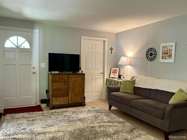 516 Clinton, Howell, MI 48843