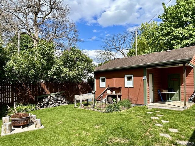 516 Clinton, Howell, MI 48843