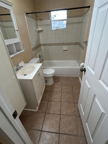 118 Tarpon Avenue, Galveston, TX 77550