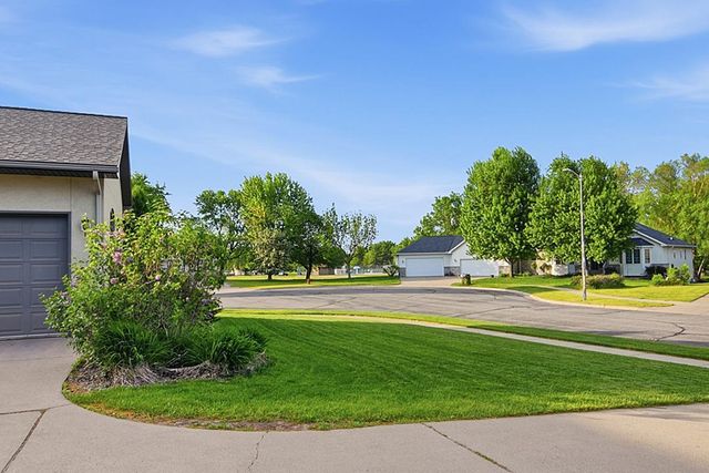 11 Moon Circle, Saint Cloud, MN 56301