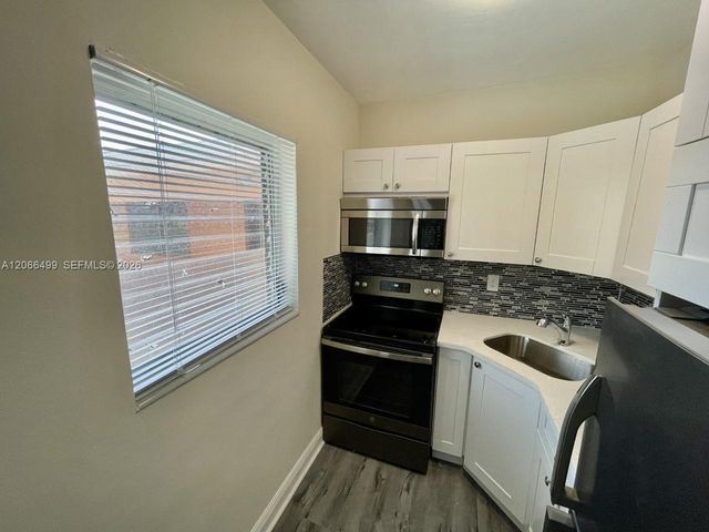 218 Santillane Avenue 21, Coral Gables, FL 33134