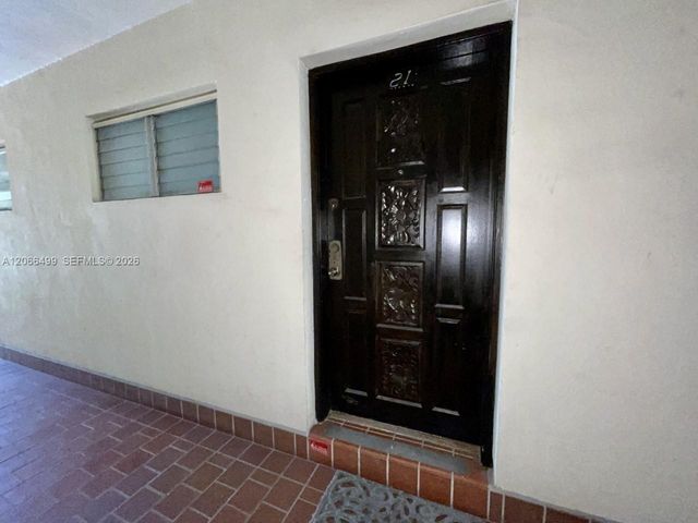 218 Santillane Avenue 21, Coral Gables, FL 33134