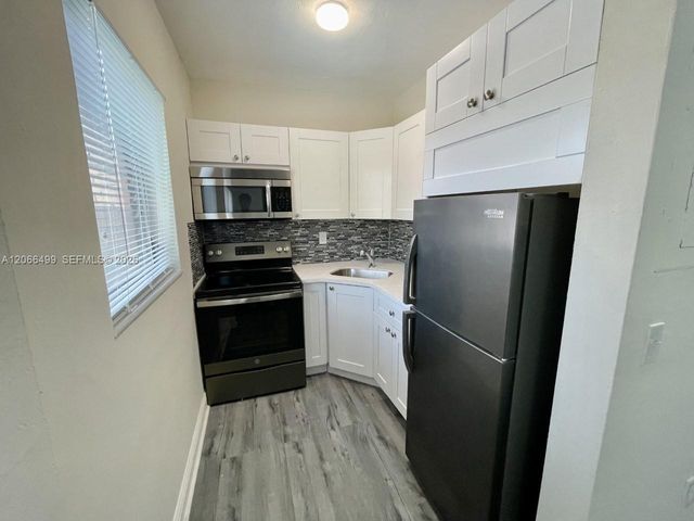 218 Santillane Avenue 21, Coral Gables, FL 33134