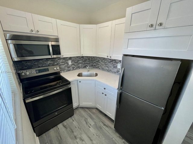 218 Santillane Avenue 21, Coral Gables, FL 33134