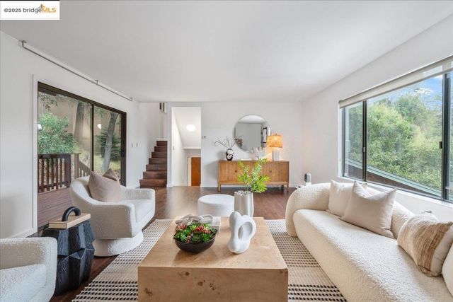 6861 Saroni Dr, Oakland, CA 94611