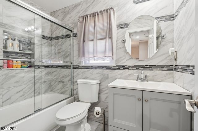 2 Michael Ct, Old Bridge Twp., NJ 08857