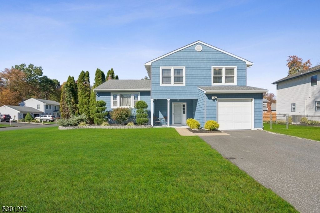 2 Michael Ct, Old Bridge Twp., NJ 08857