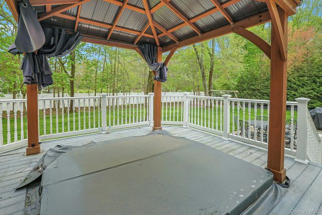 6 Mendolia Court, Pearl River, NY 10965