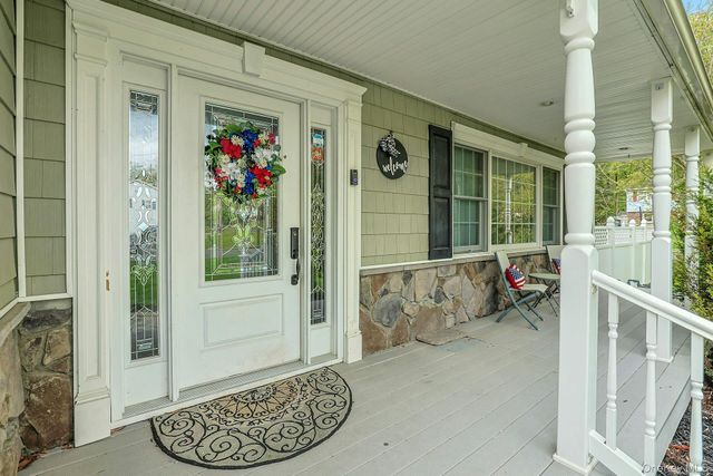 6 Mendolia Court, Pearl River, NY 10965