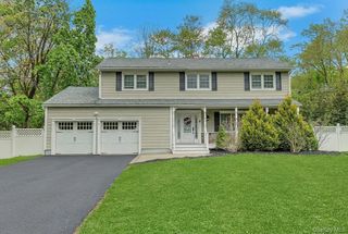6 Mendolia Court, Pearl River, NY 10965