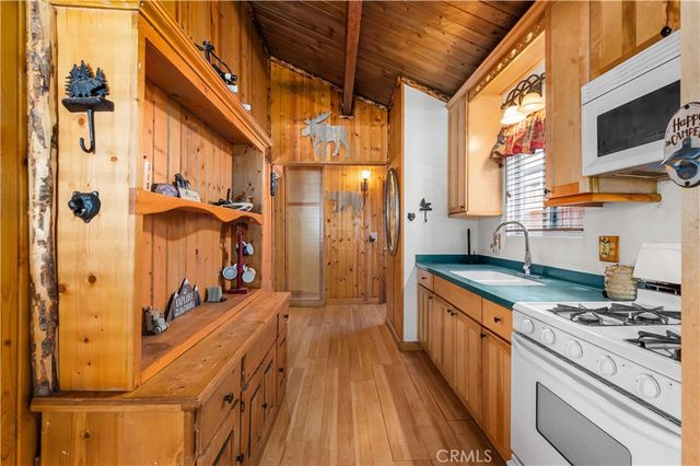 906 W Country Club Boulevard, Big Bear City, CA 92314