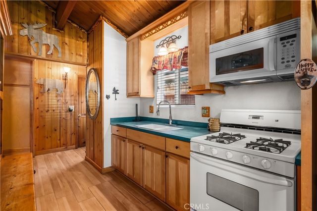 906 W Country Club Boulevard, Big Bear City, CA 92314