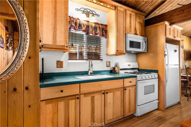 906 W Country Club Boulevard, Big Bear City, CA 92314