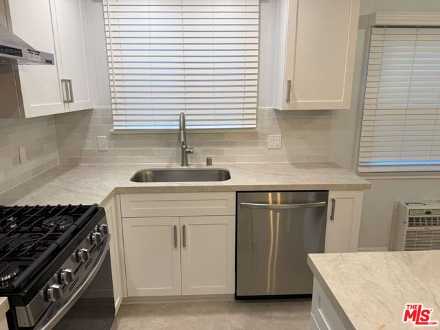 4125 W Toluca Lake Avenue, Burbank, CA 91505