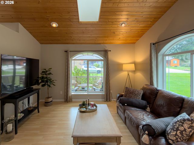 1185 11TH St Se, Bandon, OR 97411