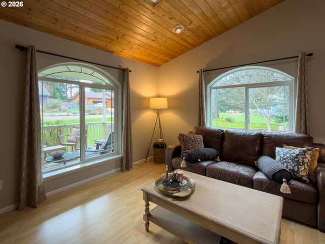 1185 11TH St Se, Bandon, OR 97411