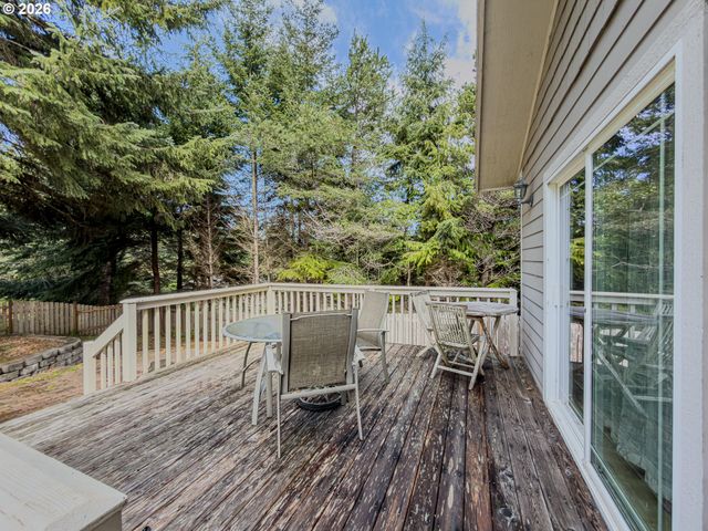 1185 11TH St Se, Bandon, OR 97411