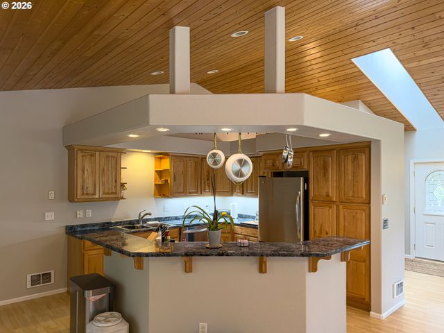 1185 11TH St Se, Bandon, OR 97411