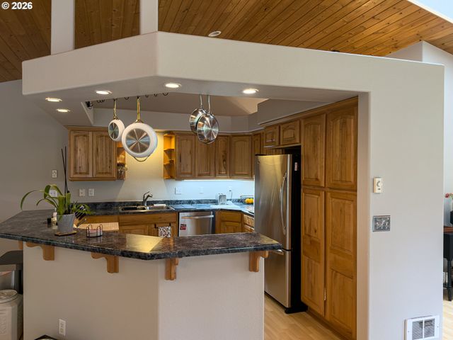 1185 11TH St Se, Bandon, OR 97411