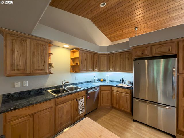 1185 11TH St Se, Bandon, OR 97411