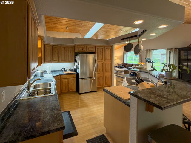 1185 11TH St Se, Bandon, OR 97411