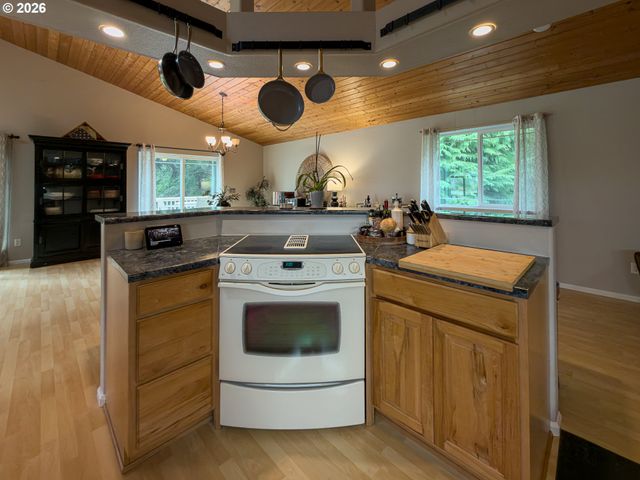 1185 11TH St Se, Bandon, OR 97411