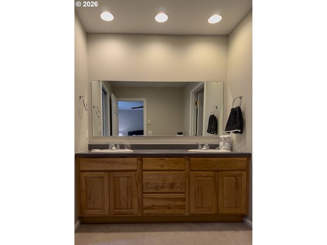 1185 11TH St Se, Bandon, OR 97411