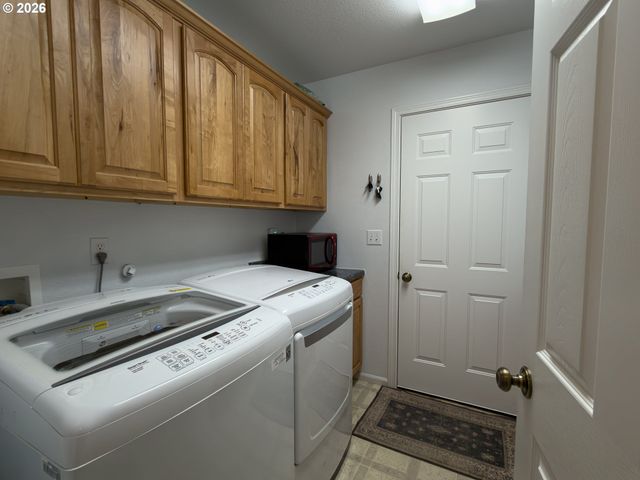 1185 11TH St Se, Bandon, OR 97411