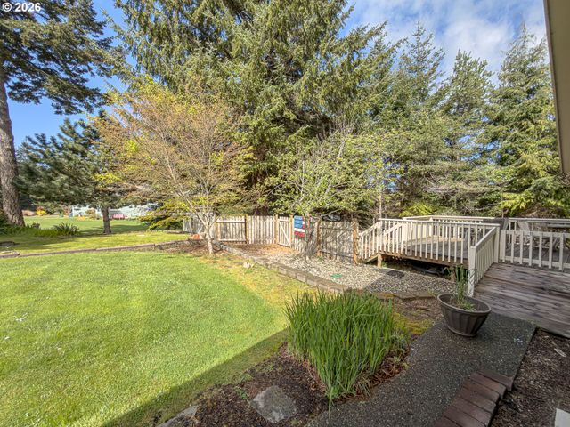 1185 11TH St Se, Bandon, OR 97411