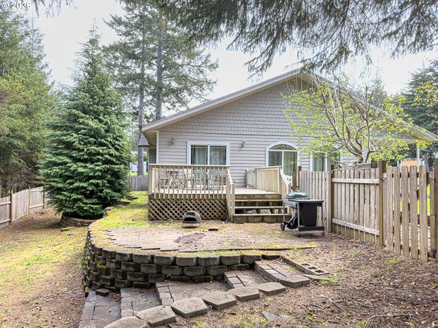 1185 11TH St Se, Bandon, OR 97411